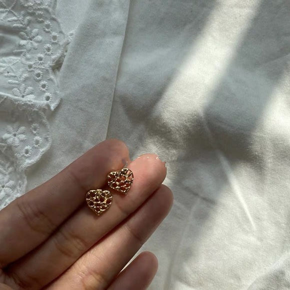 ✨LAST ONE✨ Gold Plated Heart Stud Earrings - Picture 4 of 6